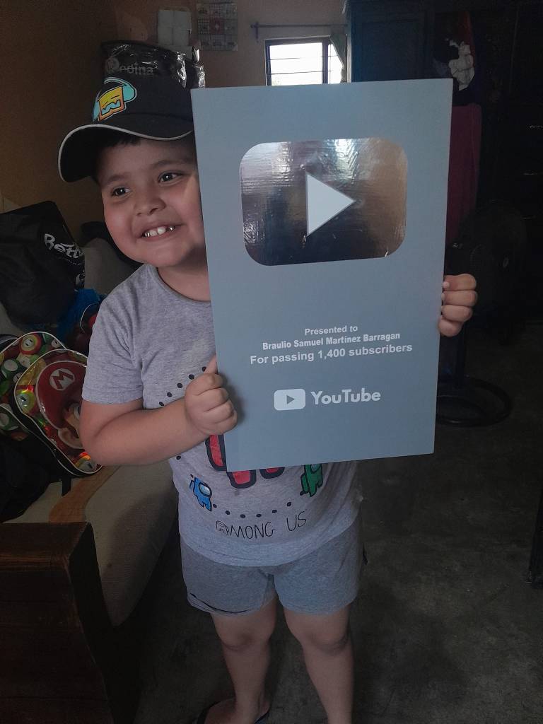 Papá le hizo una placa de YouTube a su hijo para que siga haciendo videos