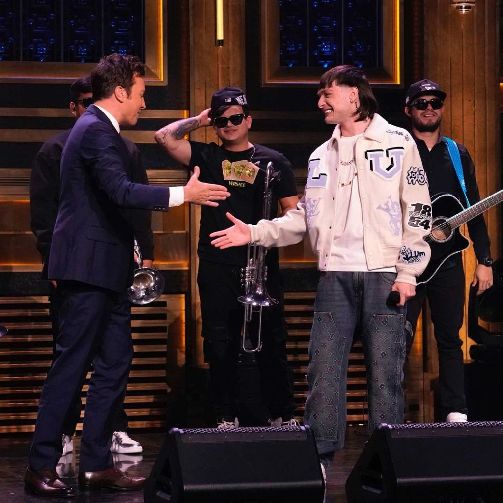 Peso Pluma en el talk show de Jimmy Fallon