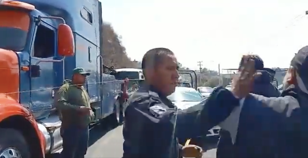 Policías y Guardia Nacional golpearon a reporteros.