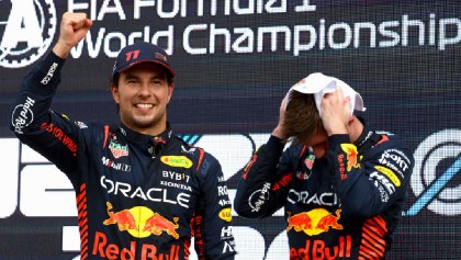 La frustración de Verstappen al no poder con Checo en Azerbaiyán