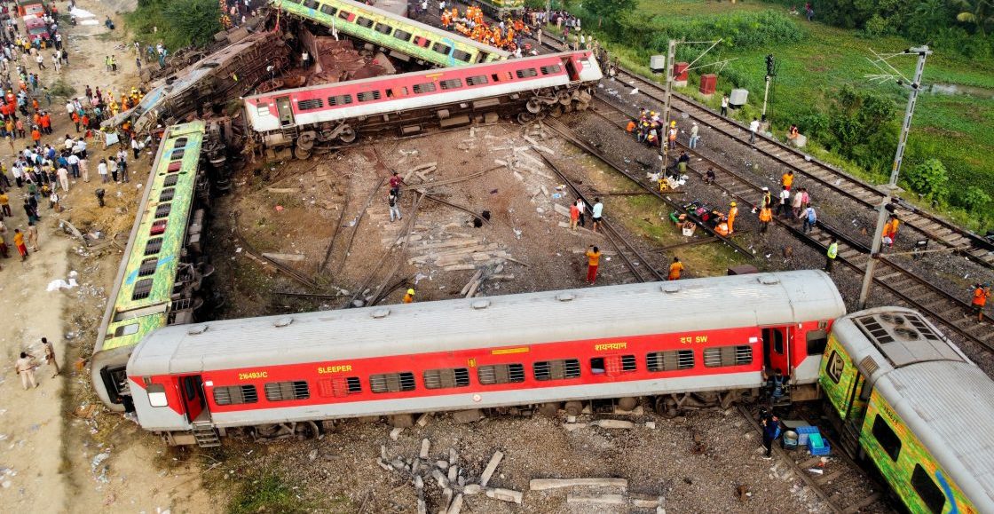 Choque de trenes en India deja 288 muertos y más de mil heridos