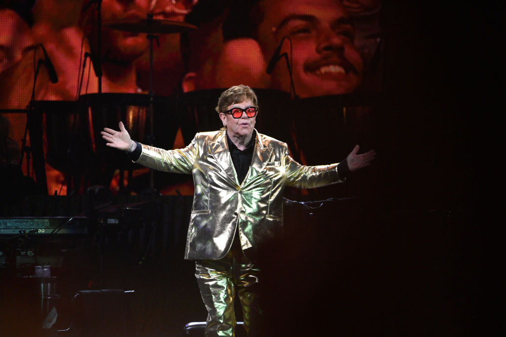 ¡Épico! Elton John tocó "Tiny Dancer" junto a Brandon Flowers en Glastonbury 2023 