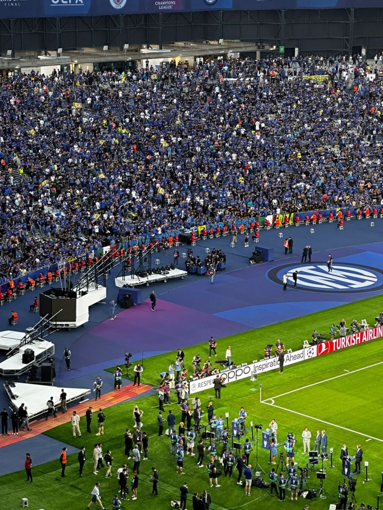 El escenario en la grada del Inter de Milán