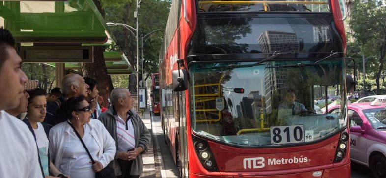 Estaciones cerradas por desfile navideño en Reforma.