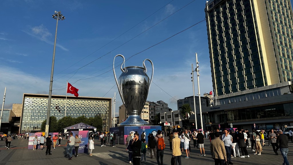 Así nos recibió Estambul, con la Orejona