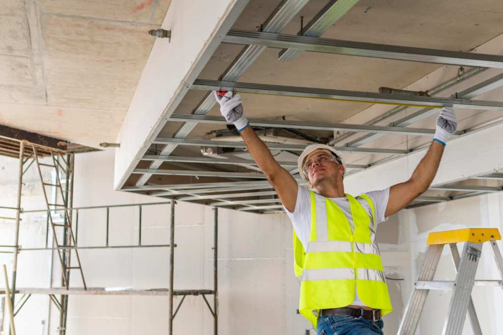 Hombre trabajando en construcción.