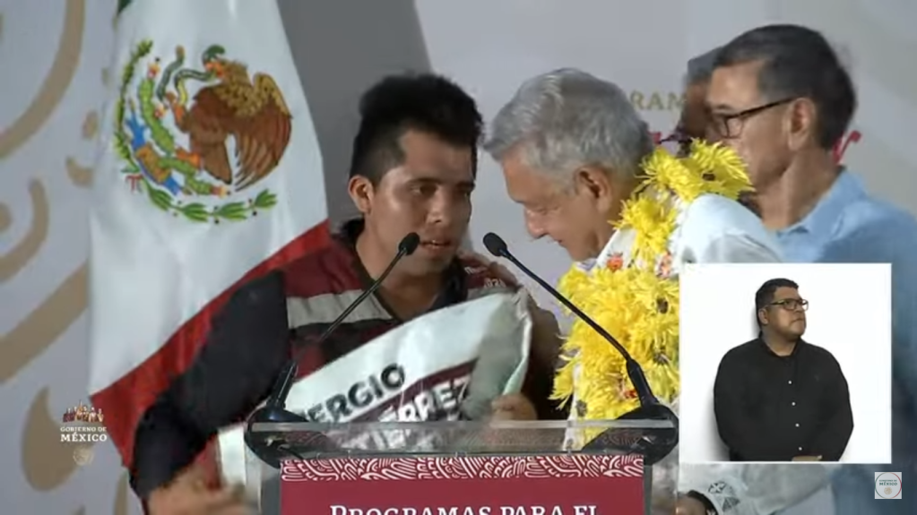 Joven interrumpe discurso de AMLO para pedirle que apoye a Adán Augusto López