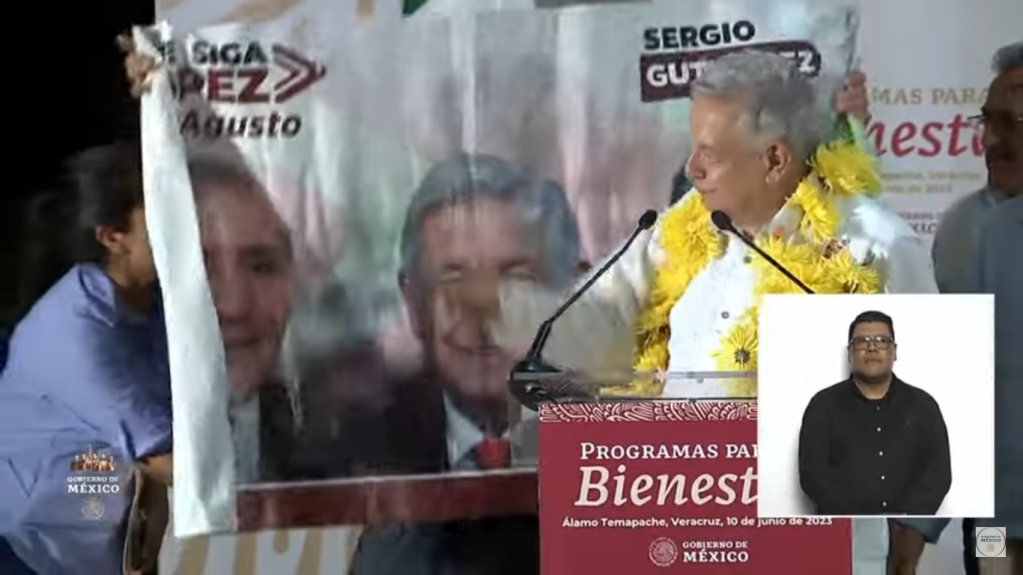 Joven interrumpe discurso de AMLO para pedirle que apoye a Adán Augusto López