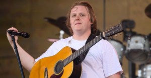 Lewis Capaldi se tomará un descanso indefinido de los escenarios tras sufrir ataque de Tourette