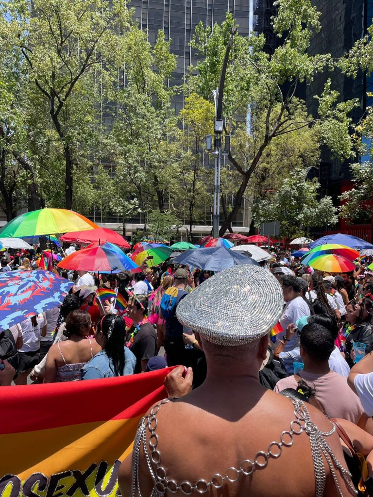 Sombrillas de arcoíris en la Marcha LGBT de la CDMX en 2023