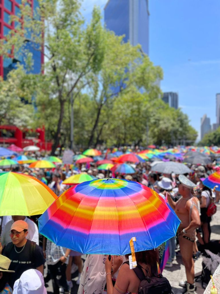 Sombrillas de arcoíris en la Marcha LGBT de la CDMX en 2023