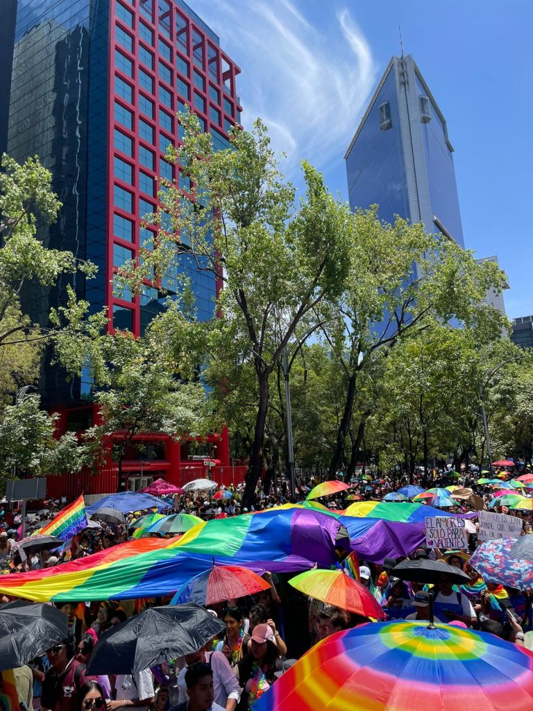 Sombrillas de arcoíris en la Marcha LGBT de la CDMX en 2023