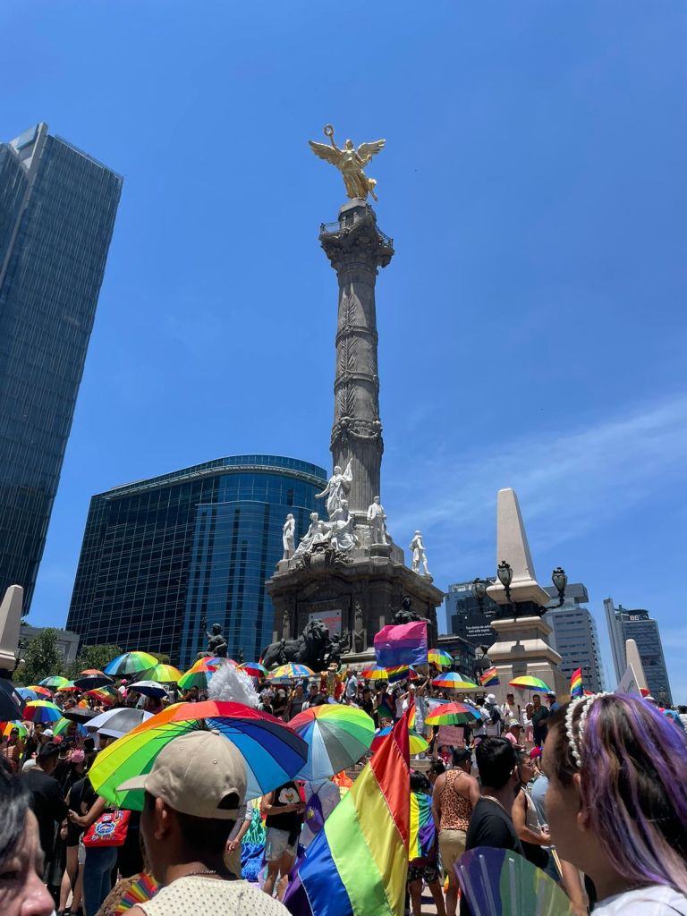 Sombrillas de arcoíris en la Marcha LGBT de la CDMX en 2023