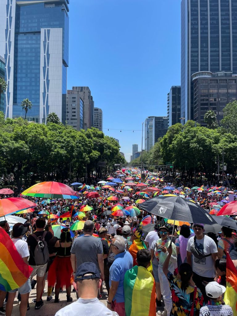 Sombrillas de arcoíris en la Marcha LGBT de la CDMX en 2023