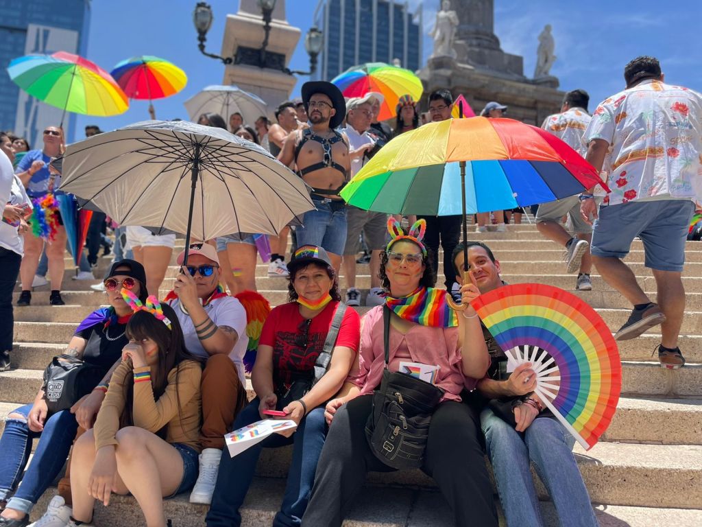 Sombrillas de arcoíris en la Marcha LGBT de la CDMX en 2023