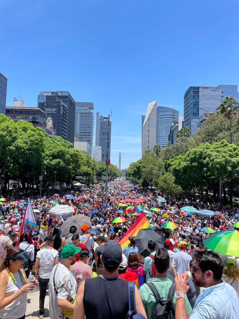 Sombrillas de arcoíris en la Marcha LGBT de la CDMX en 2023