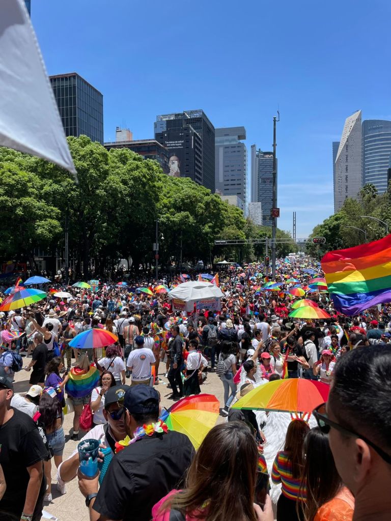 Sombrillas de arcoíris en la Marcha LGBT de la CDMX en 2023