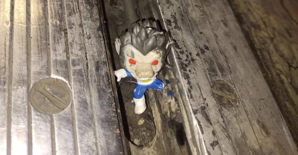 Muñeco de Vegeta provoca falla en el Metro CDMX.