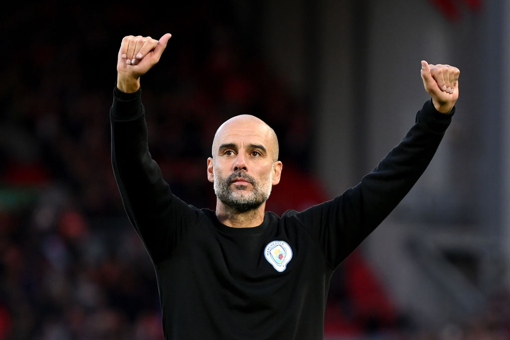 Pep regaló sus premios al staff de Manchester City