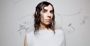 PJ Harvey lanza la canción "I Inside the Old I Dying" de su nuevo disco