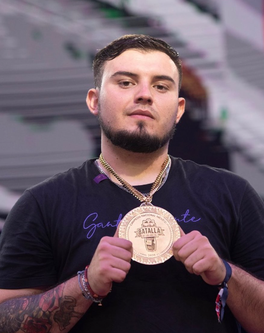 Rapder con la medalla de campeón de Red Bull Batalla Nacional México