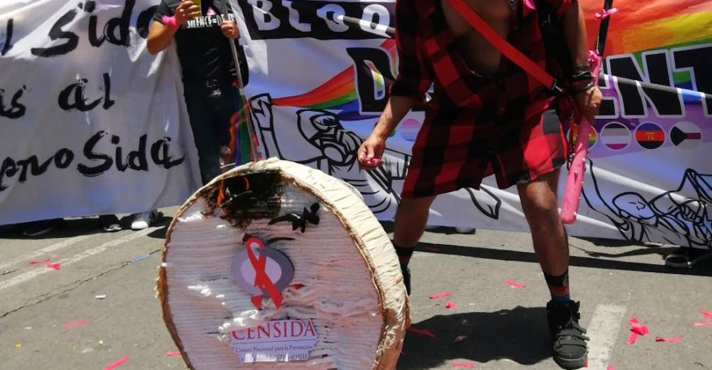 rompen-pinata-censida-marcha-lgbt-2023