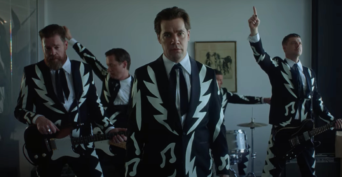 The Hives rompen el aburrimiento de oficina con su nueva rola "Countdown to Shutdown"