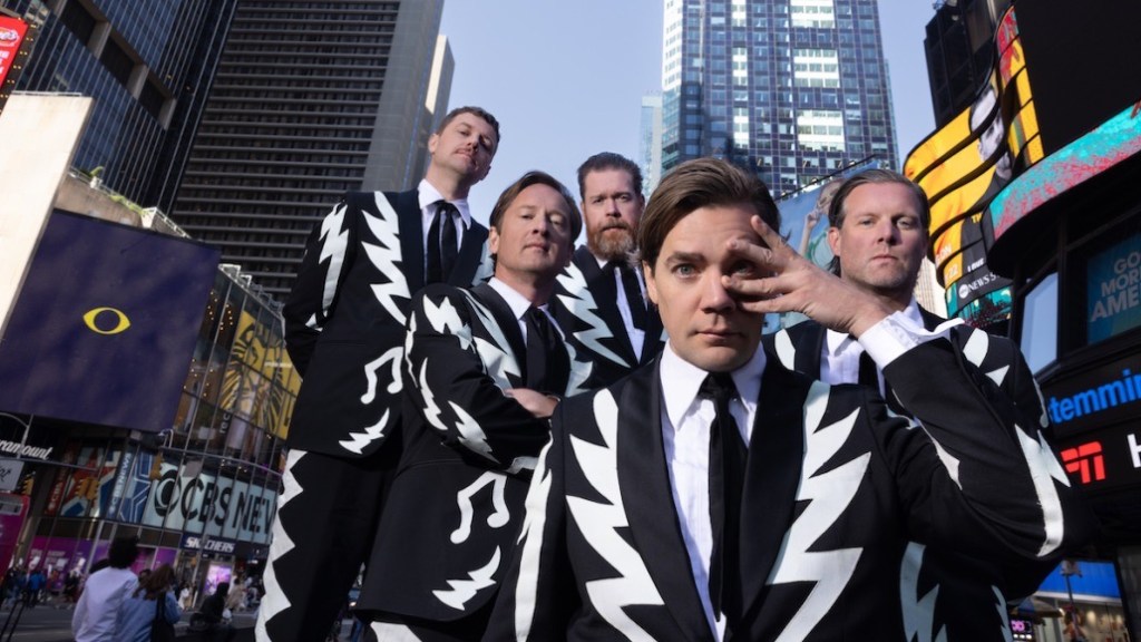 The Hives rompen el aburrimiento de oficina con su nueva rola "Countdown to Shutdown"