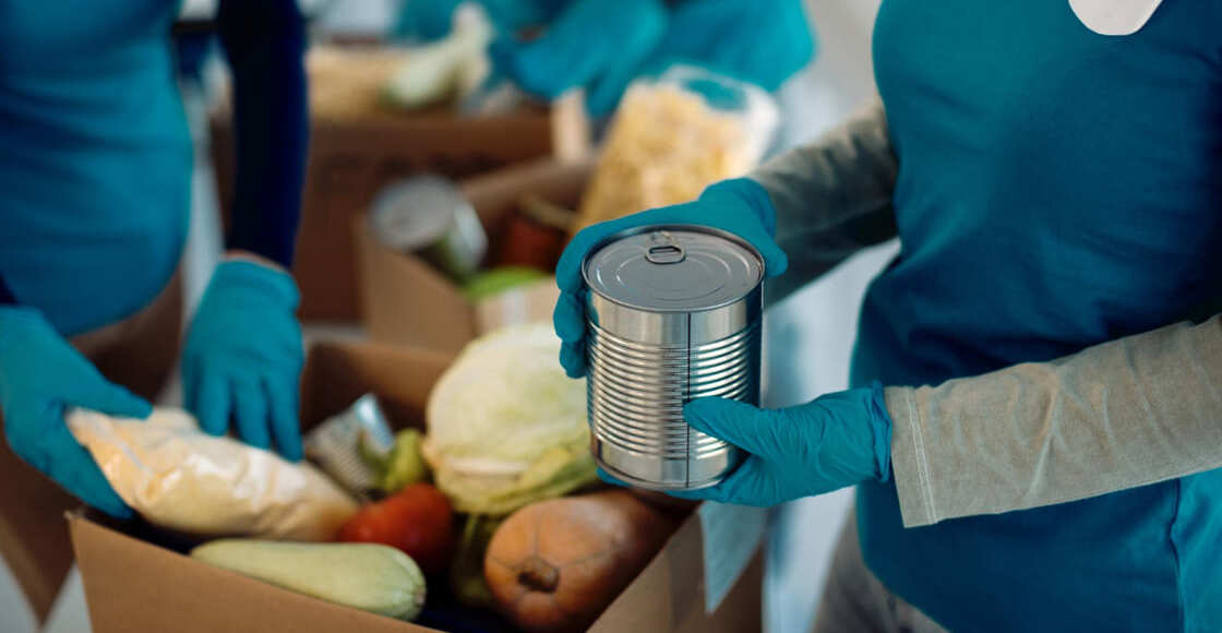 Voluntarios empacando comida donada.