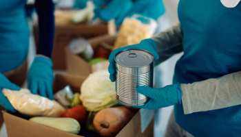 Voluntarios empacando comida donada.