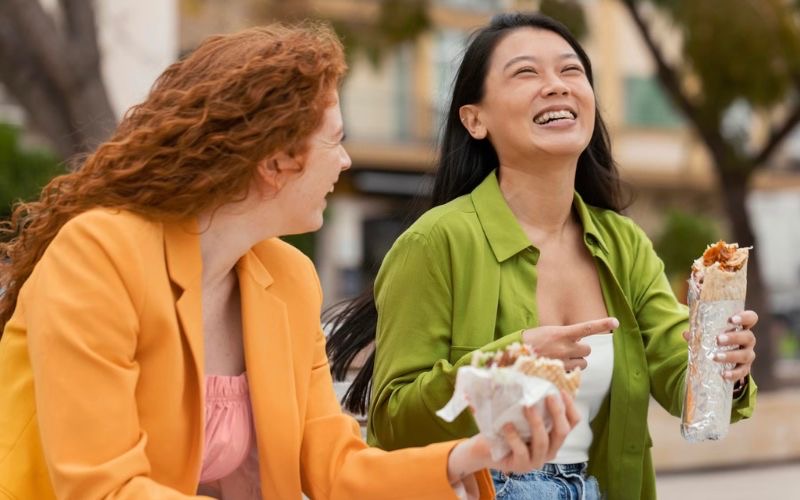 amigas comiendo mientras platican