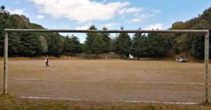 La cancha de futbol en el cráter de un volcán de Xochimilco