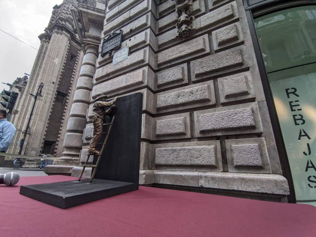 Escultura de Pancho Villa en la calle de Madero.