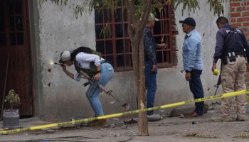 Comienzan las investigaciones en las calles de la localidad de La Ruana, dónde el día de ayer fue asesinado el ex líder autodefensa Hipólito Mora.