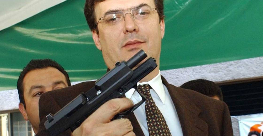 Historia detrás del meme: ¿Por qué Marcelo Ebrard trae una pistola en la mano?