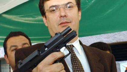 Historia detrás del meme: ¿Por qué Marcelo Ebrard trae una pistola en la mano?