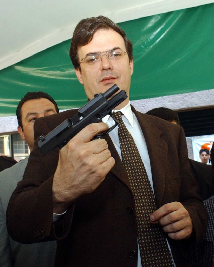 
marcelo-ebrard-pistola-seguridad-df