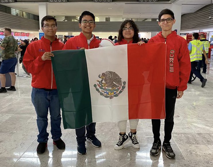 Mexicanos viajan con uniformes prestados a Olimpiada de Matemáticas; conductor de app no los entregó