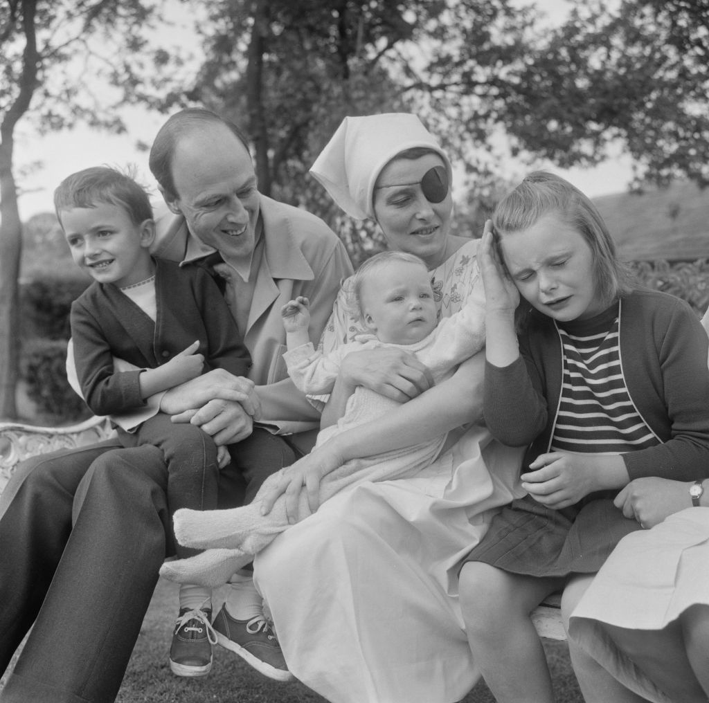 Roald Dahl junto a su familia, incluido su hijo Theo