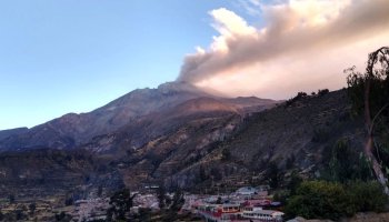 Perú declara emergencia por el volcán Ubinas, el más activo de la región