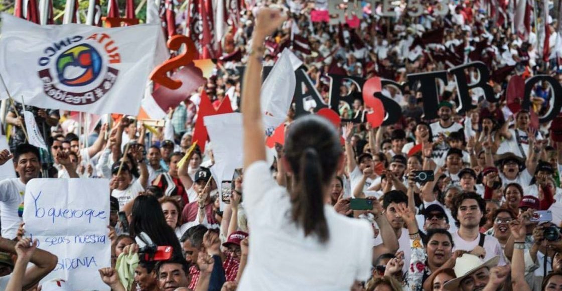 Golpean a policías en cierre de campaña de Sheinbaum en el Monumento a la Revolución