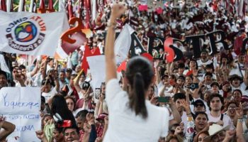 Golpean a policías en cierre de campaña de Sheinbaum en el Monumento a la Revolución