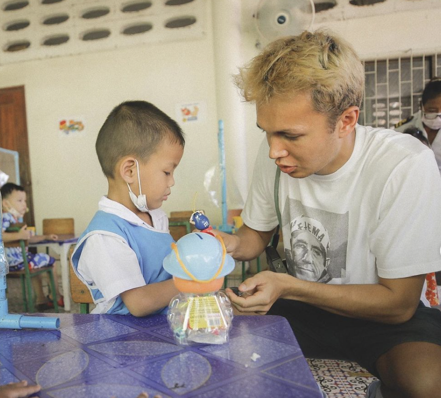 Alex Albon ayuda al orfanato de Tailandia