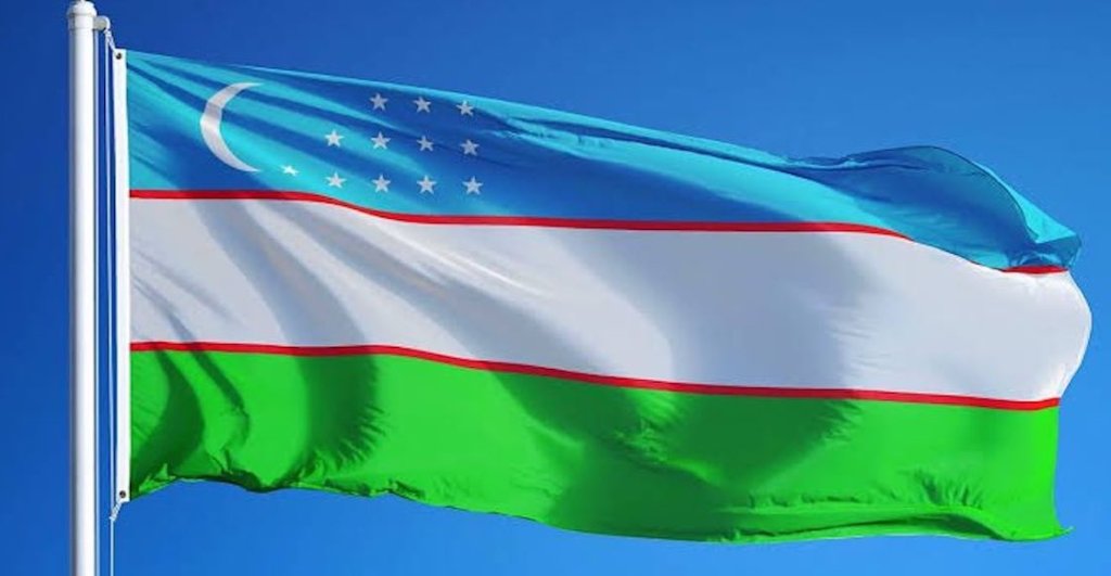 ¿Por qué la bandera de Uzbekistán es azul clarito?