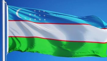 ¿Por qué la bandera de Uzbekistán es azul clarito?