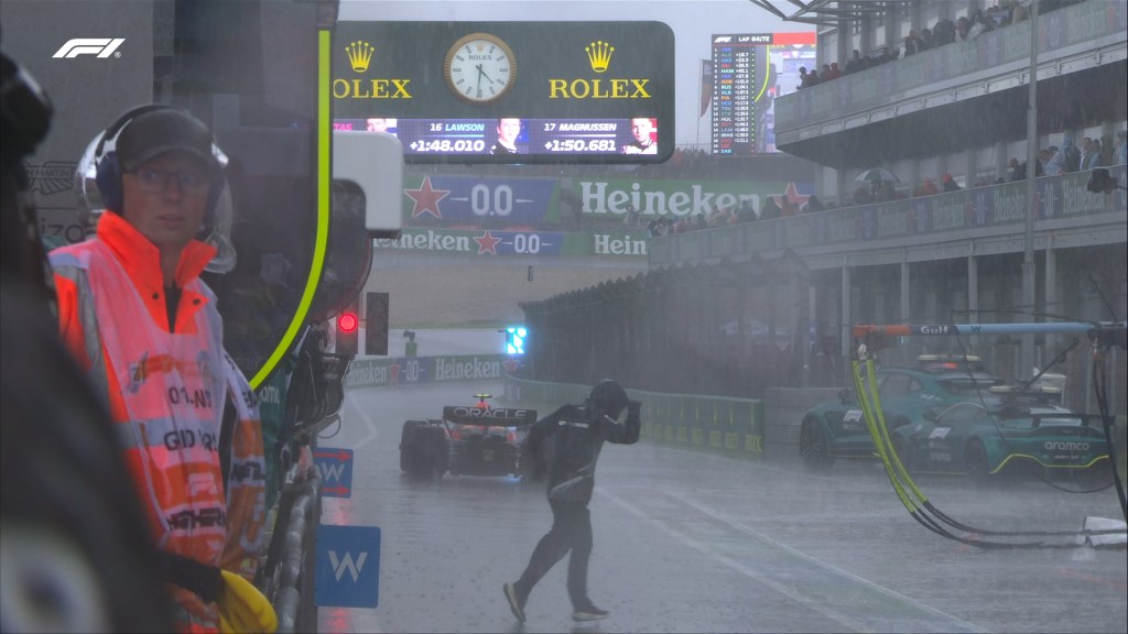 Checo quedó atrapado en el callejón de pits