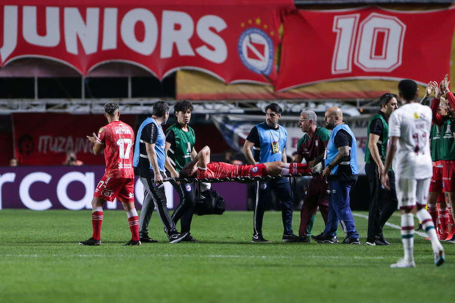 El futbolista de Argentinos JRS fue trasladado a un hospital