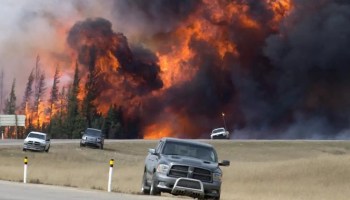 Los incendios forestales en Canadá se salen de control y así se ve la evacuación