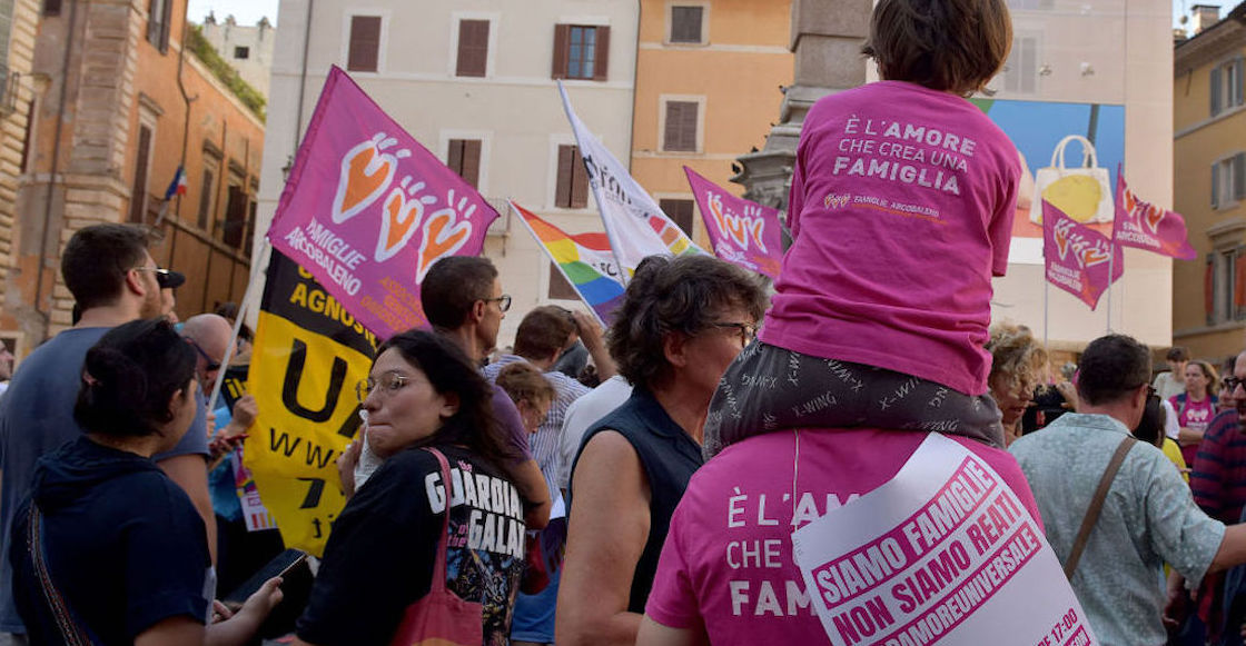 Están borrando de las actas de nacimientos los apellidos de mamás de familias homoparentales en Italia