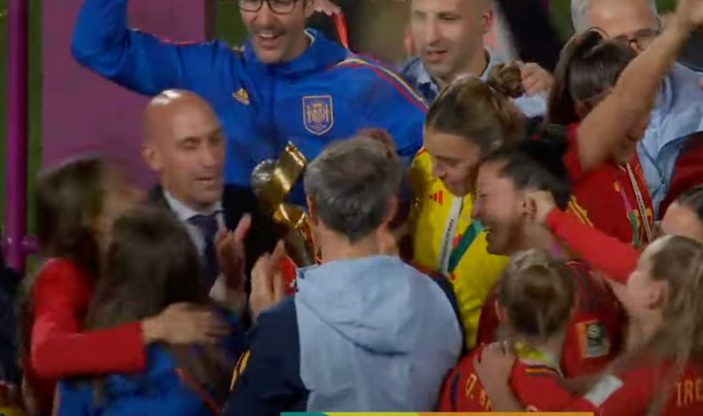 Rubiales tomó la Copa del Mundo para dársela a la reina 